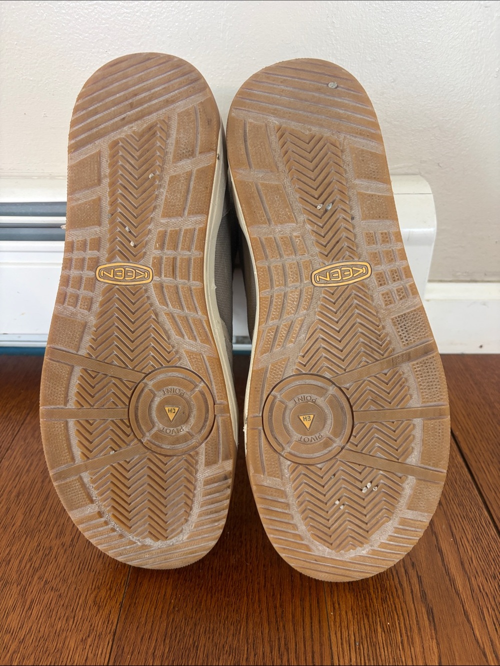 KEEN Men’s High-Top Sneakers in Light Taupe and Cream - Picture 4 of 6